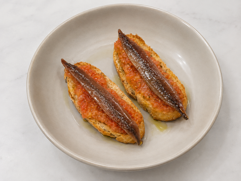 Montaditos de anchoas del Cantábrico con tomate en Le Cinque Lune